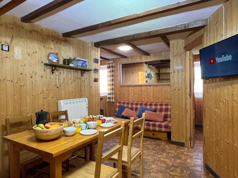 TV and multimedia, Seating area, Dining area