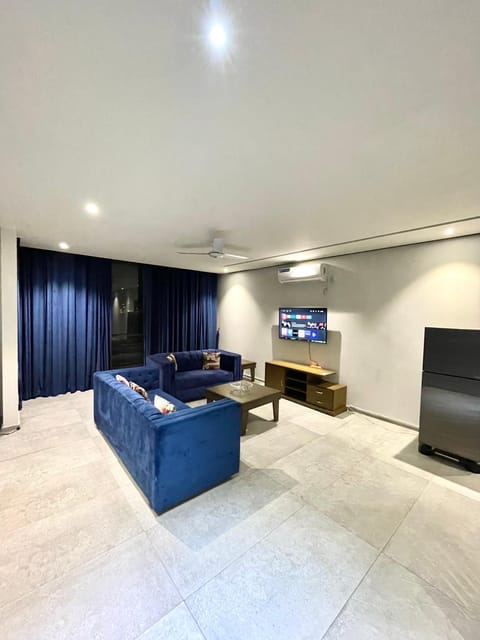 Communal lounge/ TV room, TV and multimedia, Living room, Seating area, Evening entertainment