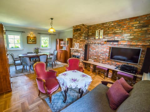 TV and multimedia, Living room, Decorative detail, Seating area, Dining area