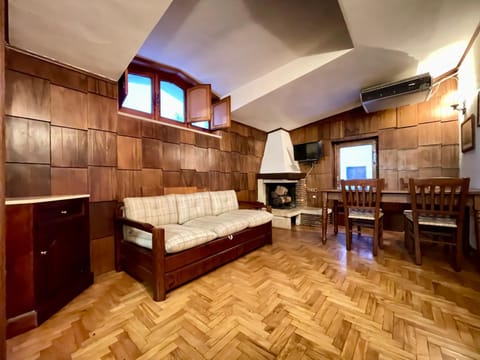 Communal lounge/ TV room, TV and multimedia, Seating area, fireplace