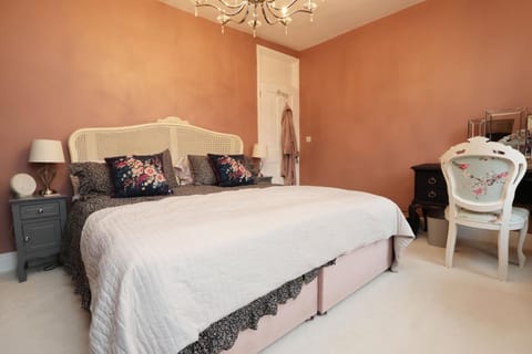 Spacious 2-Bed Cardiff Haven with Luxe Touches Bed and Breakfast in Cardiff