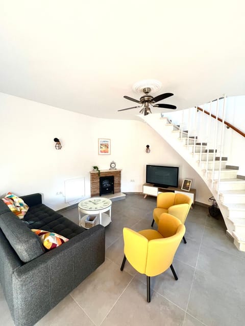 Living room, Seating area, fireplace