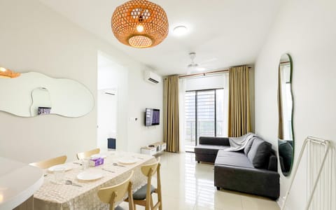 TV and multimedia, Living room, Seating area, Dining area