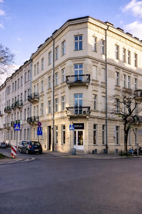 Property building, Day, Neighbourhood, City view, Street view, Location, Parking