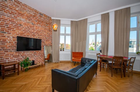 TV and multimedia, Living room, Seating area, Evening entertainment