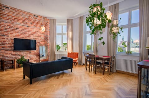 TV and multimedia, Living room, Seating area, Evening entertainment, internet