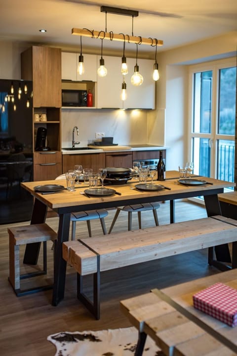 Kitchen or kitchenette, Dining area, stove