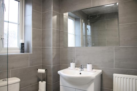 3 Bedroom House Close to City Centre Free Parking House in Salford