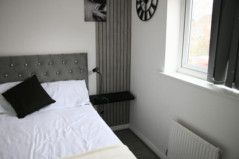 3 Bedroom House Close to City Centre Free Parking House in Salford