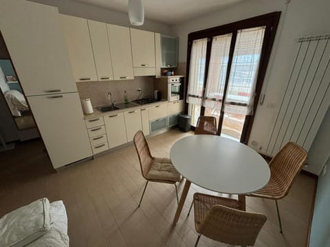 Kitchen or kitchenette, Living room, Seating area, Dining area, stove