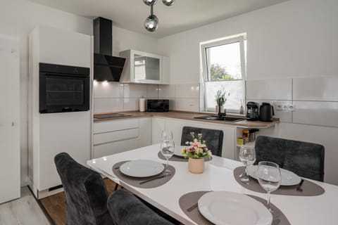Coffee/tea facilities, Kitchen or kitchenette, Dining area, oven, stove