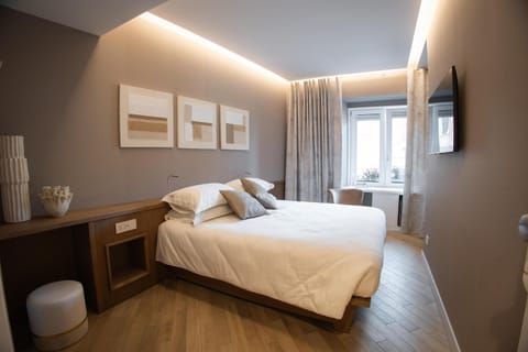 Bed, TV and multimedia, Photo of the whole room, Bedroom