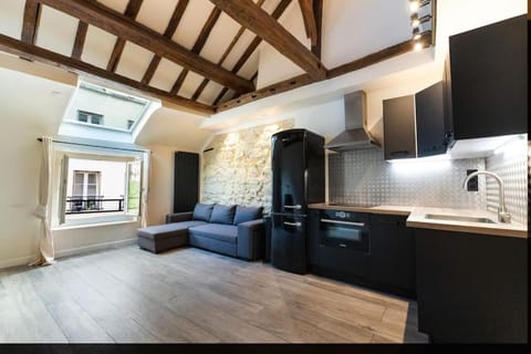 Kitchen or kitchenette, Living room, Seating area, Dining area, stove