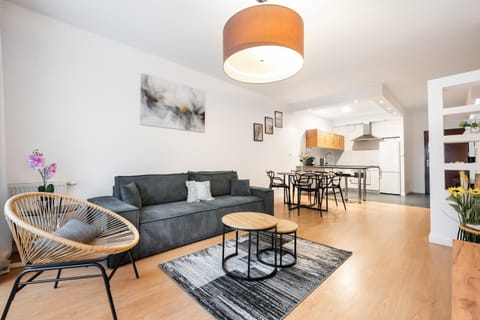 Kitchen or kitchenette, Living room, Seating area, Dining area