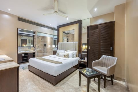 Bed, Bathroom, Living room, Photo of the whole room, Seating area, Bedroom, towels