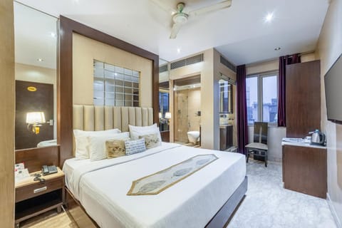 Bed, TV and multimedia, Living room, Photo of the whole room, Seating area, Bedroom, towels, wardrobe, air conditioner