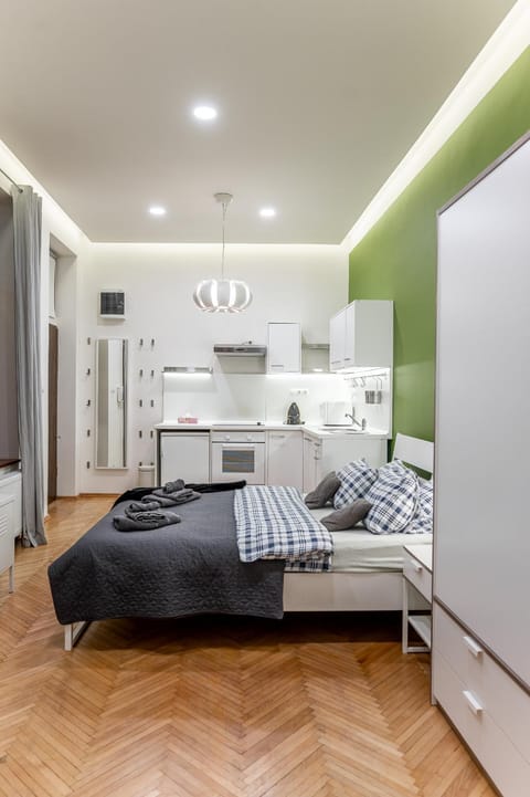 Bed, Kitchen or kitchenette, Living room, Photo of the whole room, Seating area, Bedroom, oven, pet friendly, towels, wardrobe