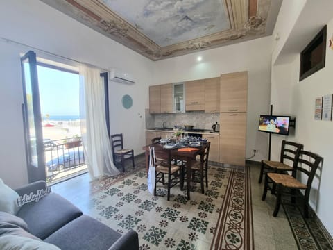 TV and multimedia, Kitchen or kitchenette, Living room, Dining area, stove