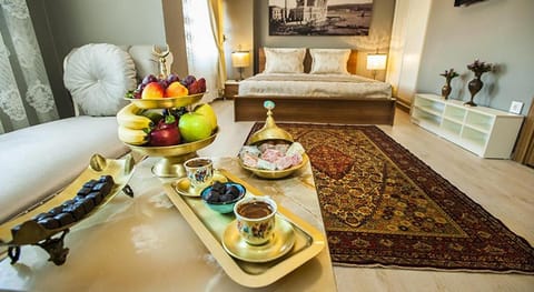 Shower, Toilet, Bed, Bathroom, TV and multimedia, Coffee/tea facilities, Balcony/Terrace, Decorative detail, Seating area, Dining area, Bedroom, Food, City view, Landmark view, Sea view, Street view