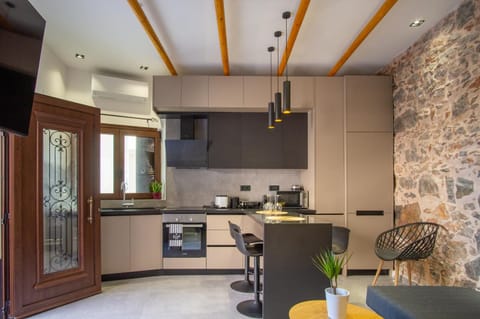 Kitchen or kitchenette, Dining area, oven, stove