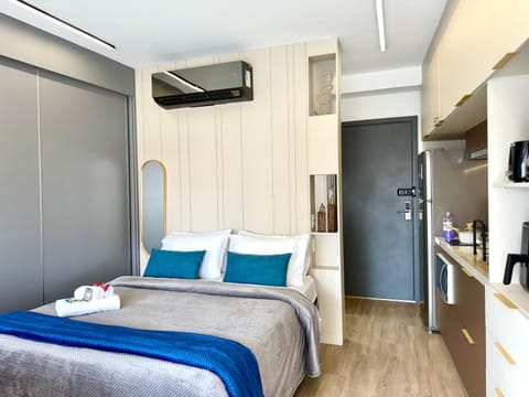 Bed, Living room, Bedroom, towels, air conditioner