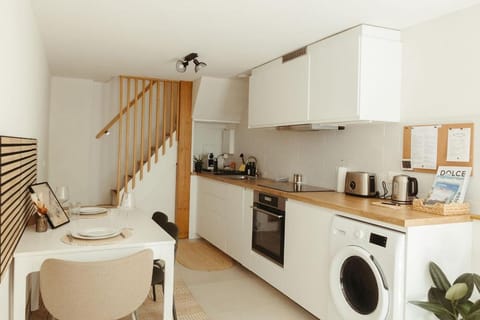 Coffee/tea facilities, Kitchen or kitchenette, Dining area, dishwasher, oven, stove, toaster, washing machine, dryer