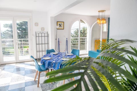Seating area, Dining area