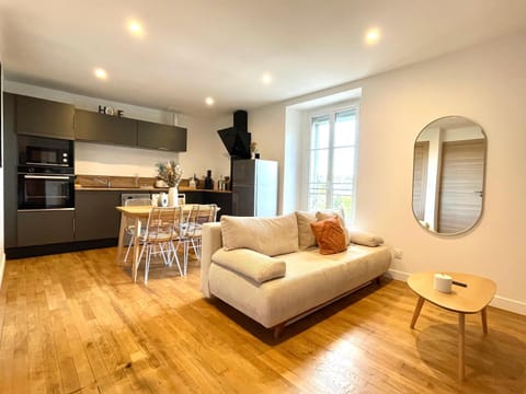 Kitchen or kitchenette, Living room, Seating area, Dining area