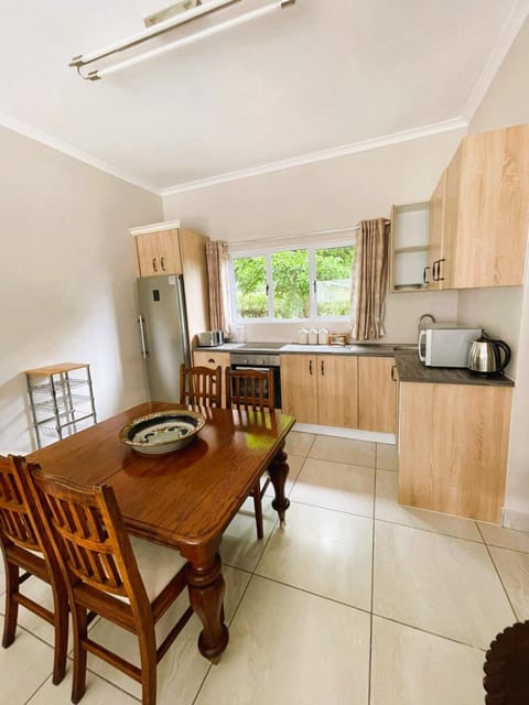 Coffee/tea facilities, Kitchen or kitchenette, Seating area, Dining area, stove, toaster