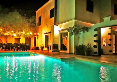 Dining area, Pool view, Swimming pool, sunbed