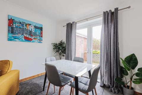 Seating area, Dining area