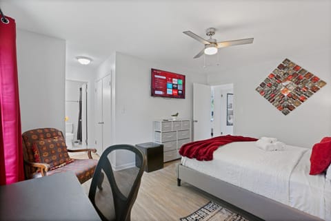 Play & Stay - Dog Friendly House in Clarksville