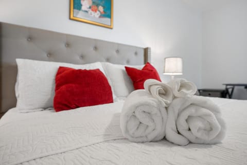 Play & Stay - Dog Friendly House in Clarksville