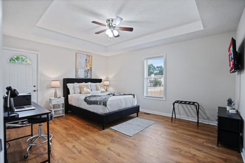 PianoKey- 300mbps WiFi- WorkSpace House in Clarksville