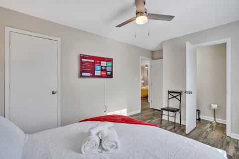 RedRanch-300mbps WiFi-WorkSpace House in Clarksville