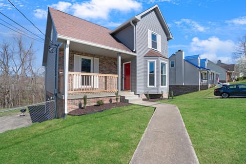 Shades of Gray 4BR Home w Mini Fridges House in Clarksville