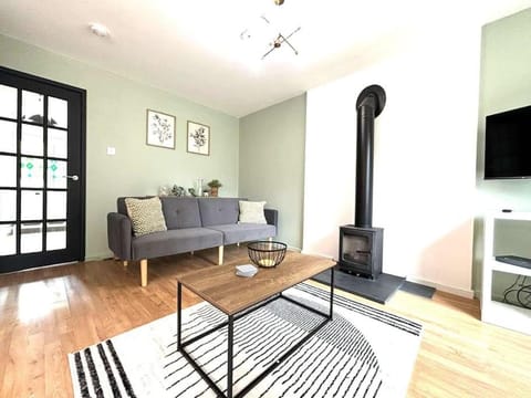 Communal lounge/ TV room, TV and multimedia, Living room, Seating area, Evening entertainment