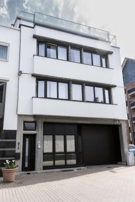 The Edgewater Suites - Cityscape Apartment in Wallonia, Belgium