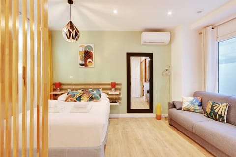 Bed, Living room, air conditioner
