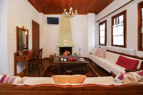 TV and multimedia, Living room, Seating area, fireplace