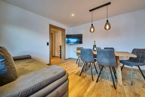 TV and multimedia, Living room, Seating area, Dining area