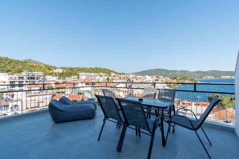 Day, Natural landscape, View (from property/room), Balcony/Terrace, Seating area, City view, Mountain view, Sea view