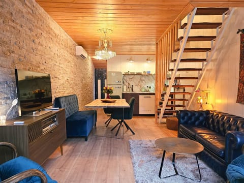 TV and multimedia, Kitchen or kitchenette, Seating area, Dining area