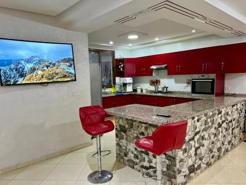 TV and multimedia, Kitchen or kitchenette, minibar, oven, stove