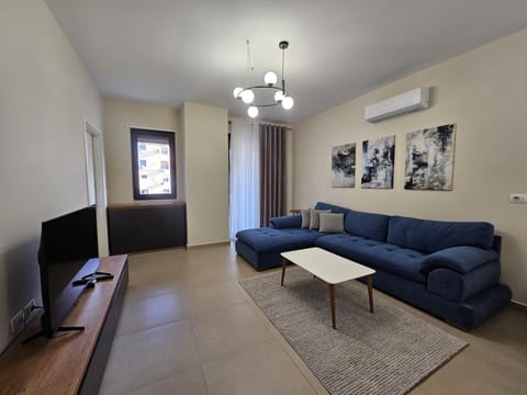 Communal lounge/ TV room, TV and multimedia, Living room, Seating area, Evening entertainment, air conditioner