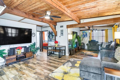 Less Than 1 Mi to Beach! Galveston Gem with Outdoor Oasis House in Sea Isle