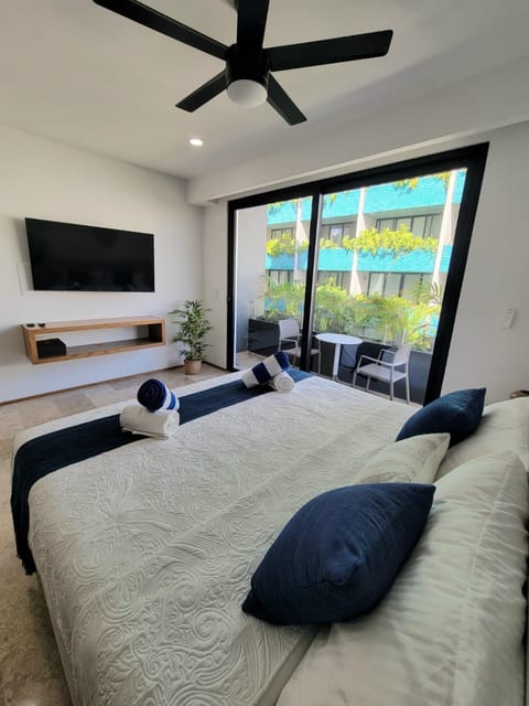 Communal lounge/ TV room, Bed, TV and multimedia, Photo of the whole room, Bedroom