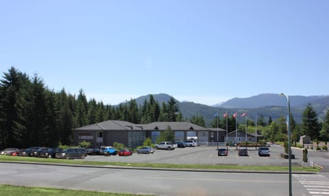 Property building, Natural landscape, Mountain view, Parking