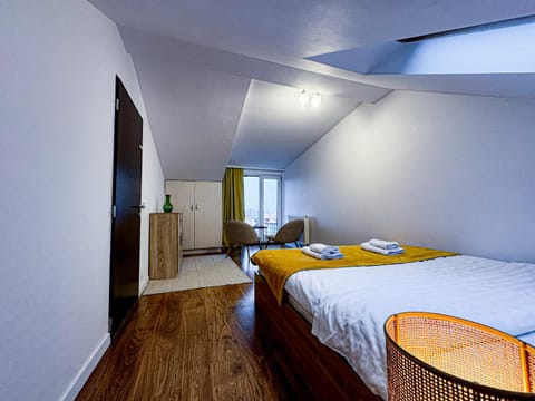 Bedroom, City view