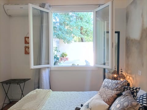Bed, Bedroom, air conditioner